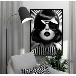 Fashion girl med vintagevibe – Poster för stilmedvetna hem Fashion girl med vintagevibe – Poster för stilmedvetna hem