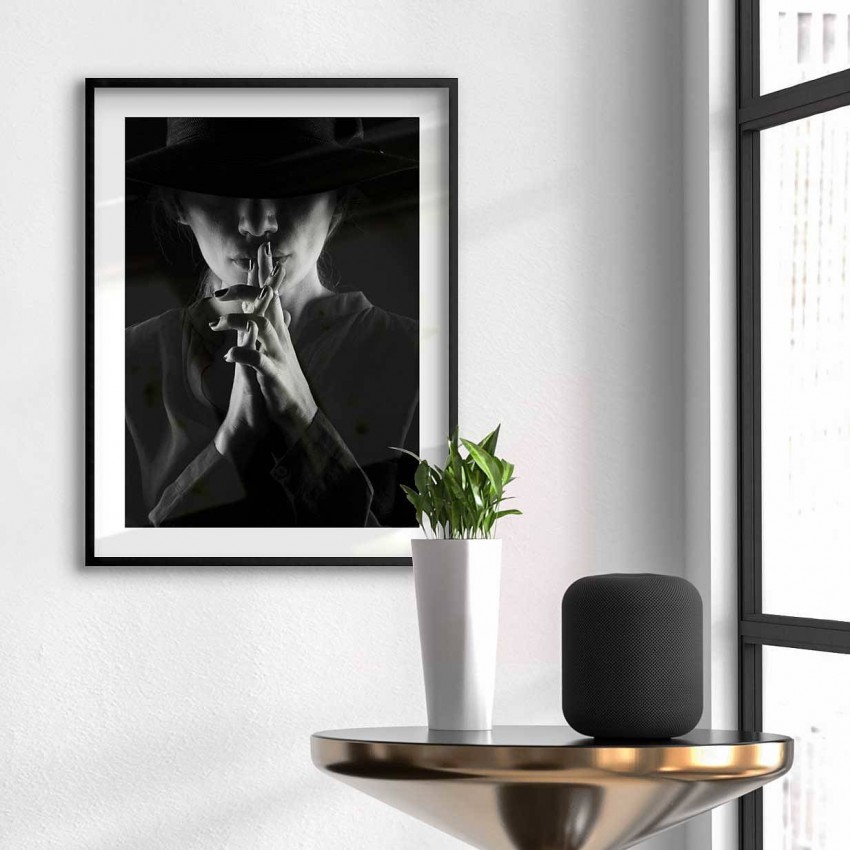 Mystisk kvinna i hatt - Mörk svartvit poster
