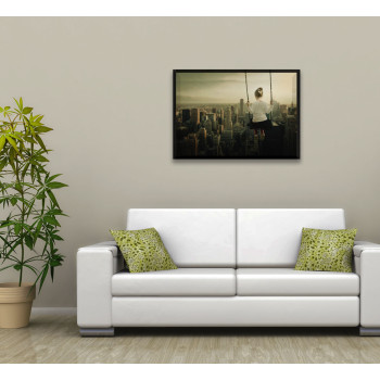 Liten Flicka Gungar Högt Över Staden - Poster