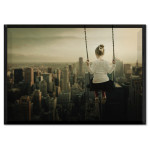 Liten Flicka Gungar Högt Över Staden - Poster