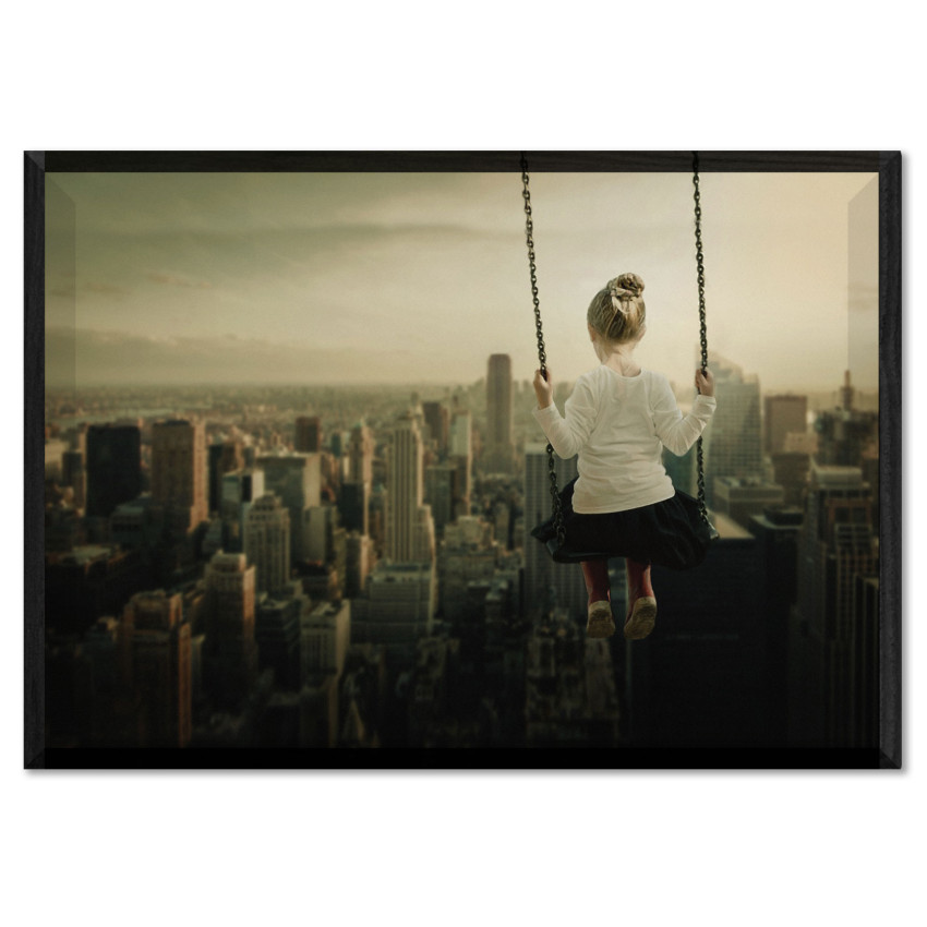 Liten Flicka Gungar Högt Över Staden - Poster