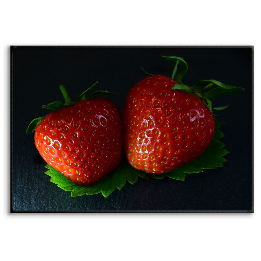 Jordgubbar med M&ouml;rk Bakgrund - Poster